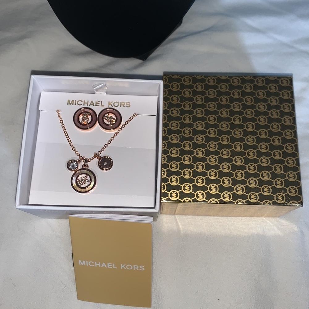 {NWT} MICHAEL KORS sets of necklace and earrings rose gold - Picture 3 of 5